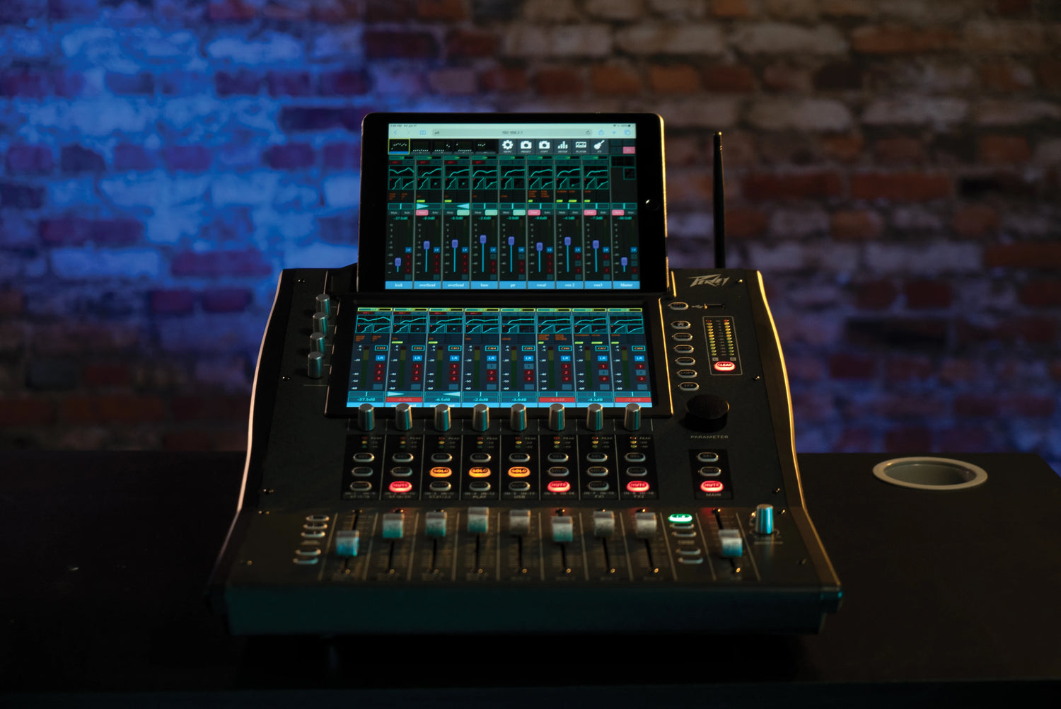 Peavey AUREUS™ 28 Digital Mixer
